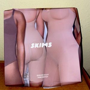 SKIMS THONG BODYSUIT COLOR SIENNA SIZE Medium